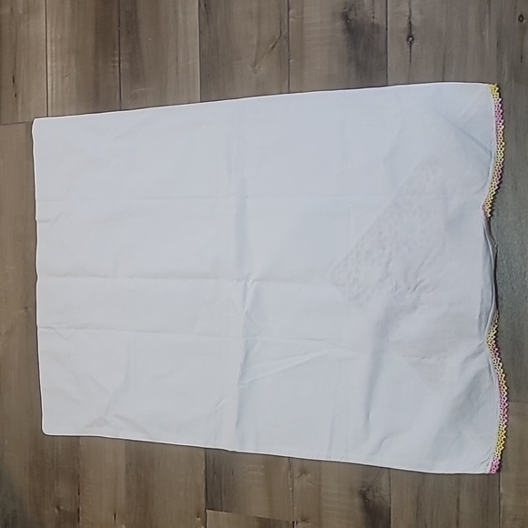 Vintage handmade white pillowcases with white yellow pink doilies tatting added - Picture 6 of 11